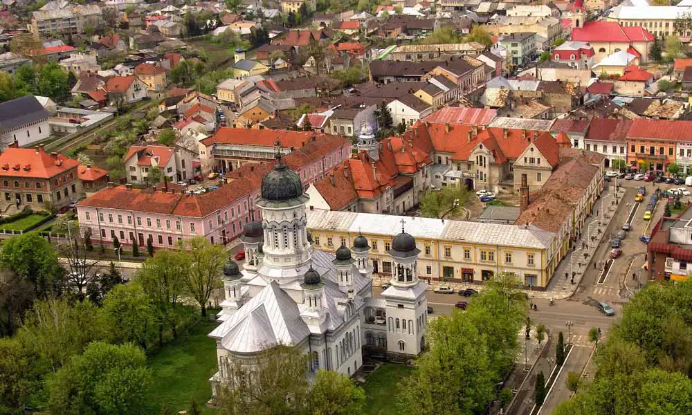 Rădăuți: Clădiri vechi, vibrații bune
